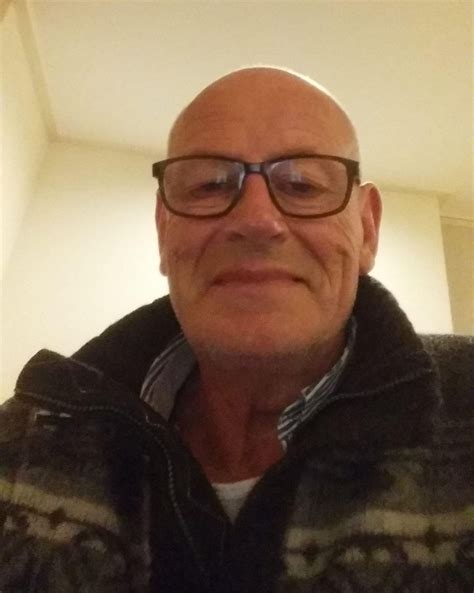 älterer schwuler mann sucht jüngeren